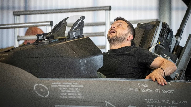 ZelenskyPlaysInJetFighterPlane
